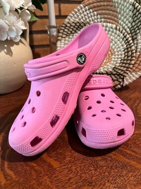 CROCS Classic Clog in Bright Pink